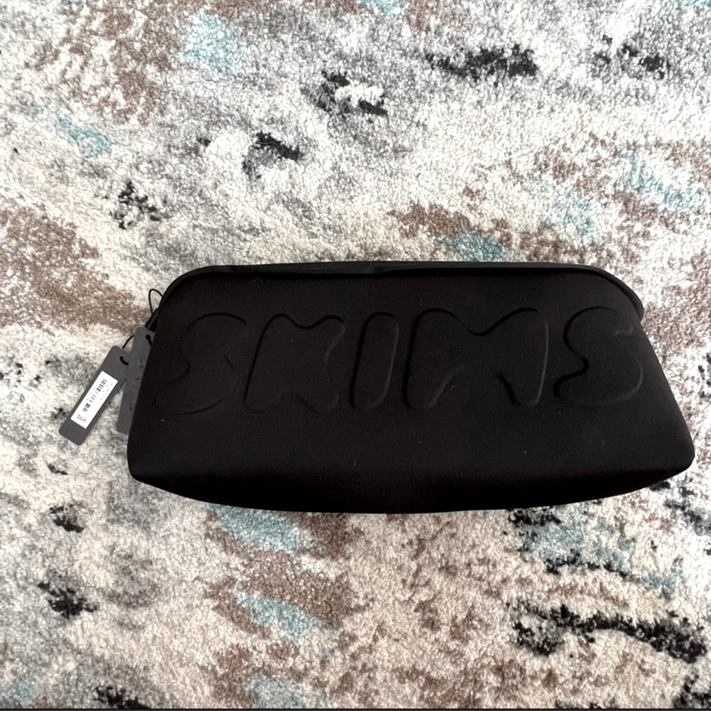 SKIMS NWT Neoprene Zip Make Up Case